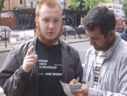 O Şimdi Londra Sokaklarında İslam`ı Anlatıyor