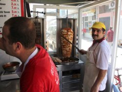 Kavurucu Sıcaklığa Rağmen Ateş Karşısında Çalışıyorlar