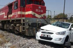 Mersin'de yük treni otomobile çarptı: 4 yaralı foto