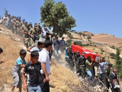 Askerin Cenazesi Kürtçe Ağıtlar Arasında Toprağa Verildi