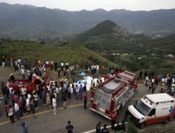 Otobüs Uçuruma Yuvarlandı: 21 Ölü