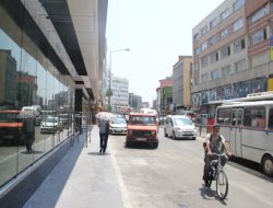 Güneşten Şemsiye ile Korunuyorlar