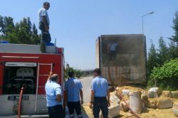 Mersin'de TIR dorsesindeki saman balyaları alev aldı foto