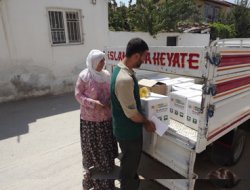 İHH Manisa'da Kumanya Dağıttı