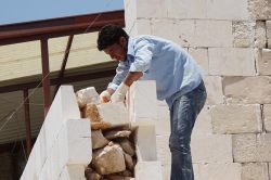 Suriyeliler ekmeklerini taştan çıkarıyorlar