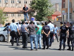 Arabasıyla Birlikte Kendini Yakmak İstedi