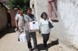 Van’da 8 nüfusluk mağdur aileye yardım eli uzatıldı