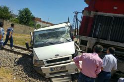 Batman’da Balpınar beldesinde yük treni kamyonete çarptı foto