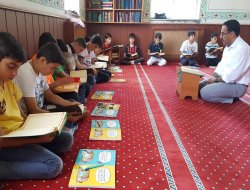 “Em ji zarokan re mizgeft, cemaet, bang û Îslamê bidin hezkirin”