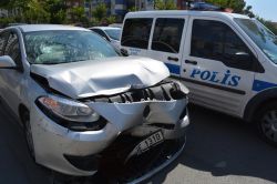 Polis otosuyla otomobil çarpıştı