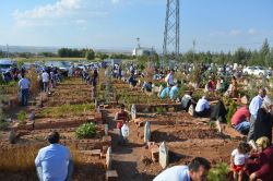 Arefe günüde Batman'daki kabristanlar ziyaretçi akınına uğradı foto