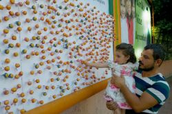 Tarsus'ta reklam panolarında çocuklara bayram şekeri sürprizi foto