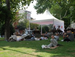 Parklarda İftar Saatini Bekliyor