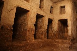 Şanlıurfa Kalesi çevresinde yeni kaya mezarları bulundu foto