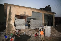 Suriyeli ailenin kaldığı metruk ev onarılıyor