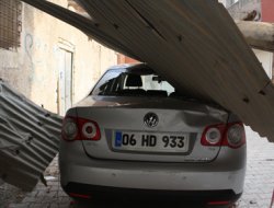 Nusaybin'de Fırtına Çok Sayıda Evin Çatısını Uçurdu