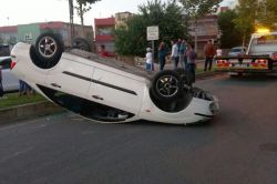 Takla atan otomobilde sürücü yara almadan kurtuldu