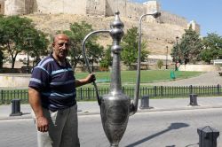 2 metre boyunda bakır ibrik ve sürahiler üretiyor foto