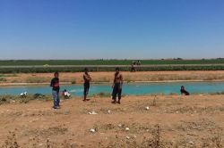 Çocuklar ölüm saçan kanalda tehlikeye rağmen yüzüyor foto