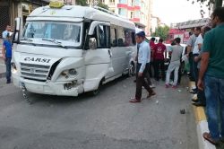 Kaza yapan minibüsün şoförü şok geçirdi