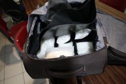 Valizdeki uyuşturucuyla gümrükten geçmeye çalıştılar