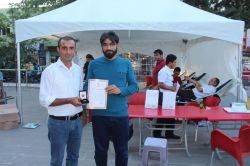 Kan bağışında örnek müezzine madalya