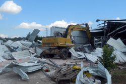 650 metrekare büyüklüğündeki kaçak depo yıkıldı