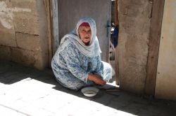 80 yaşındaki nine emekleyerek ihtiyaçlarını gidermeye çalışıyor