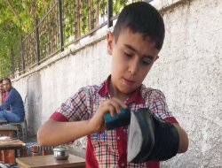 Mistefayê biçûk piştî kursa Qur’anê pêlav boyax dike