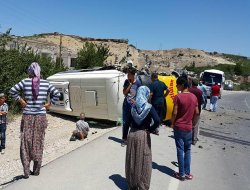 Mînîbûsa rêwiyan û qemyon li hev qelibîn: 5 birîndar