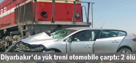 Yük treni otomobile çarptı: 2 ölü