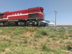 Trêna bar li otomobîlê qelibî : 2 mirî