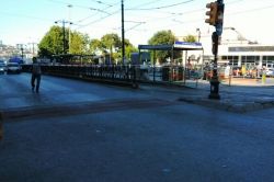 İstanbul’da tramvay durağında şüpheli paket foto