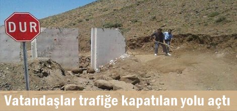 Vatandaşlar trafiğe kapatılan yolu açtı