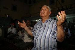 Eller darbecilere karşı semaya kalktı