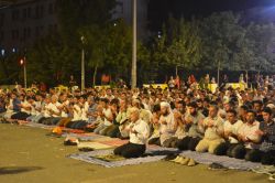 Darbe nöbetindeki Batmanlılar sabah namazını meydanda kıldı foto