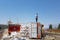 Diyarbakır-Mardin Karayolu’nda saman yüklü kamyon devrildi foto