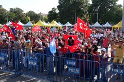 Gaziantep’te darbe karşıtı nöbet devam ediyor