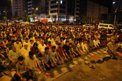 Batmanlılar sabah namazını meydanda kıldı