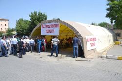 Darbeciler tarafından öldürülenler için taziye çadırı kuruldu