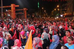 Vanlılar darbeye karşı yine ayakta foto