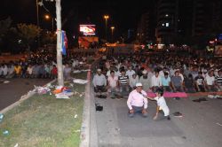 Batman halkı sabah namazını meydanda kıldı foto