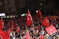 Mardin halkı darbeye karşı nöbete devam ediyor