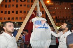 Vatandaşlar Fethullah Gülen'in maketini idam etti