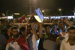 Şanlıurfa halkı darbeye karşı nöbete devam ediyor