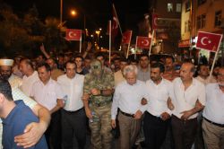 Omuz omuza darbeye karşı yürüdüler