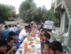 Köy Meydanında İftar Sofrası