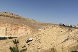 Mardin’de TOMA uçuruma yuvarlandı: 2 yaralı foto