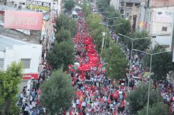 Van’da on binler darbeye karşı kıyam yürüyüşünde foto