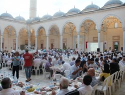 Diyanet Vakfı ve Müftülükten İftar Yemeği